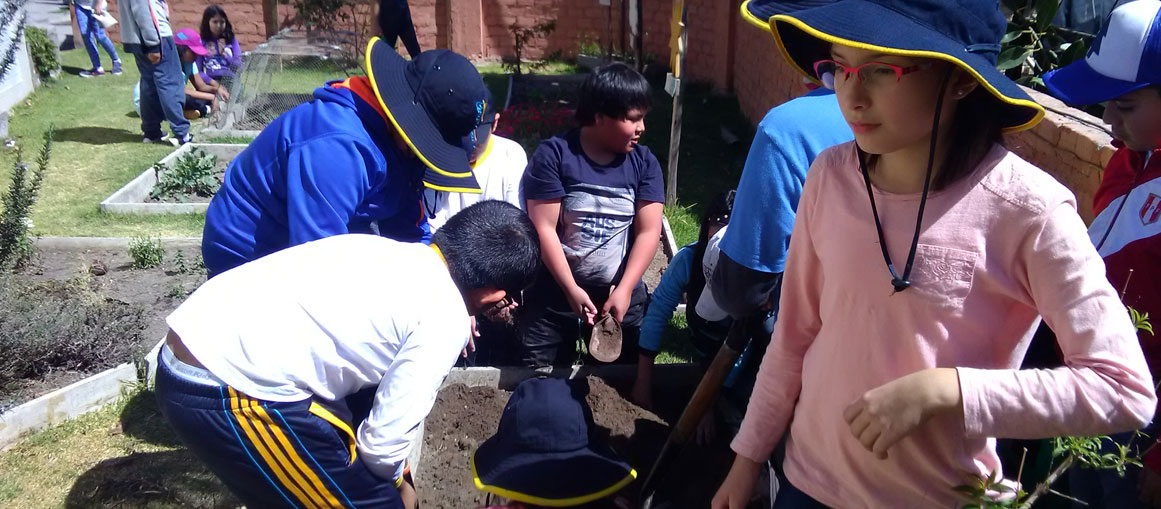 Trabajando en el biohuerto