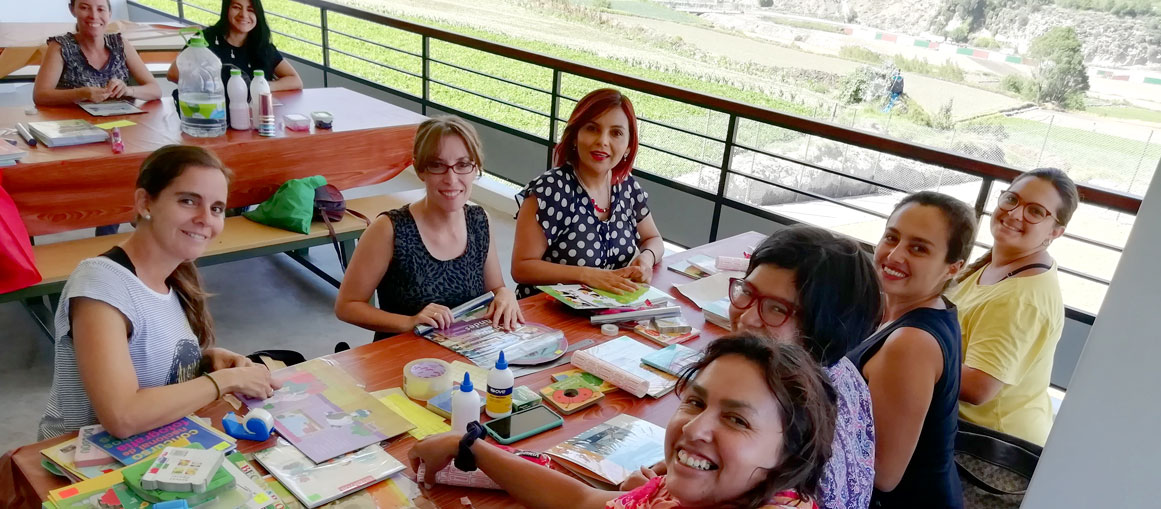 Club de Lectura - Actividad de forrado de libros en la biblioteca del colegio - Club de Lecture - Les mamans préparent les livres