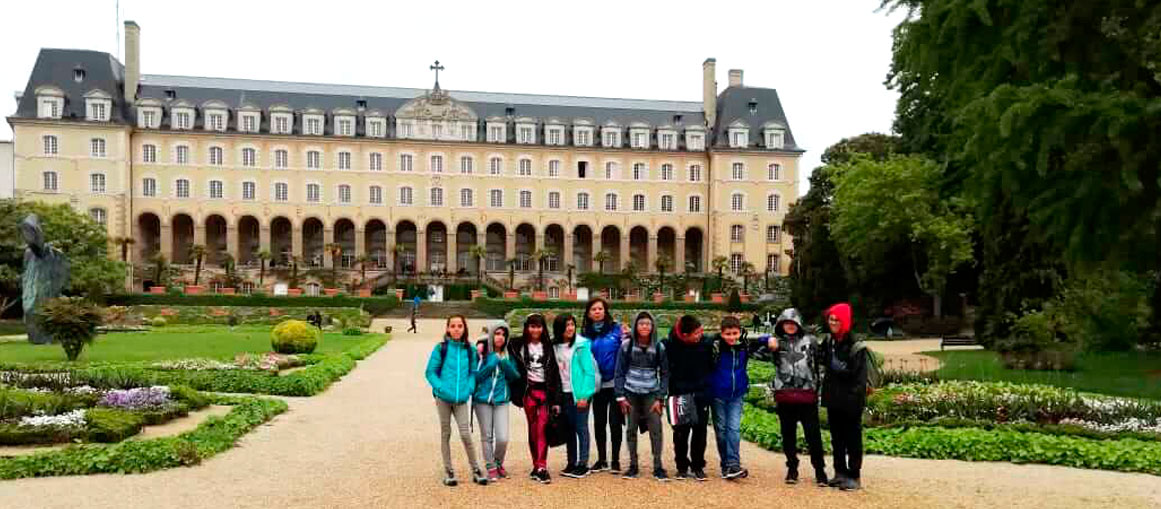 Nuestros alumnos de 6to grado frente al Palacio de San Jorge en Rennes