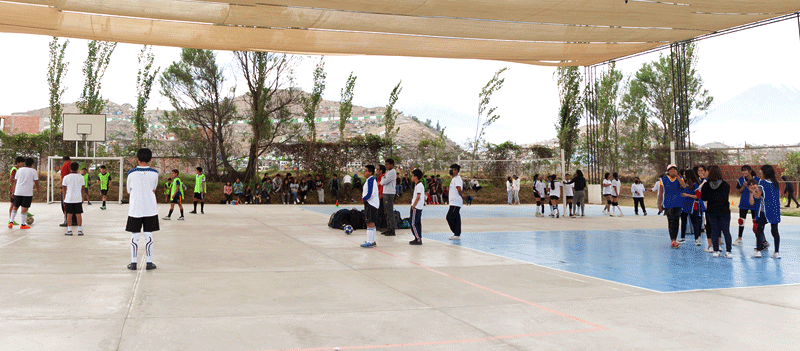 Partido amistoso de fútbol y voley