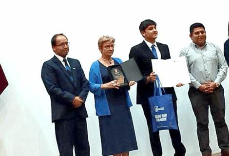 Ceremonia de otorgamiento de becas en la Universidad Católica San Pablo