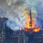 Incendio en Notre Dame - foto por Hubert Hitier/AFP/Getty Images)